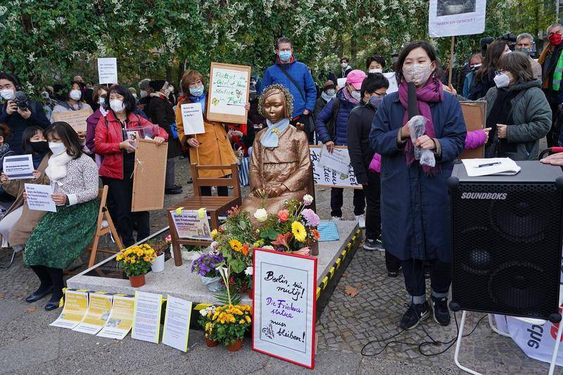 柏林市民们在反对拆除雕像 图片:CFP