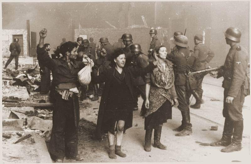 1943年,波兰华沙,犹太人被纳粹抓捕。图片:CFP