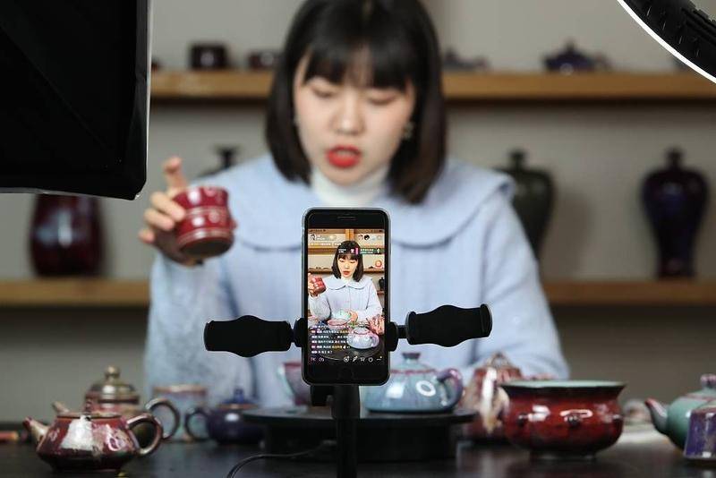 抖音直播间,图片来自视觉中国