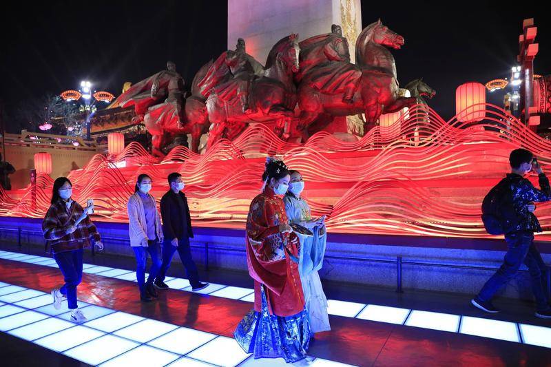 不夜城中穿汉服的小姐姐。来源:视觉中国