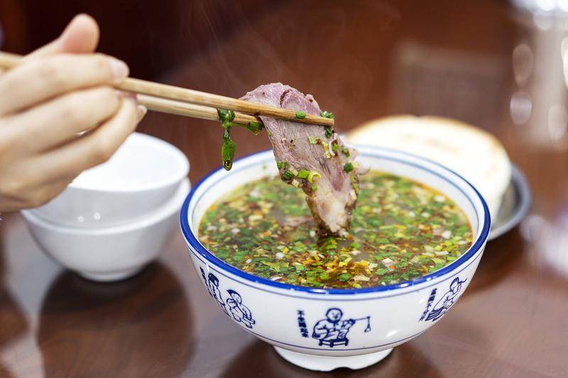 具有关中特色的西安美食水盆羊肉。来源:视觉中国
