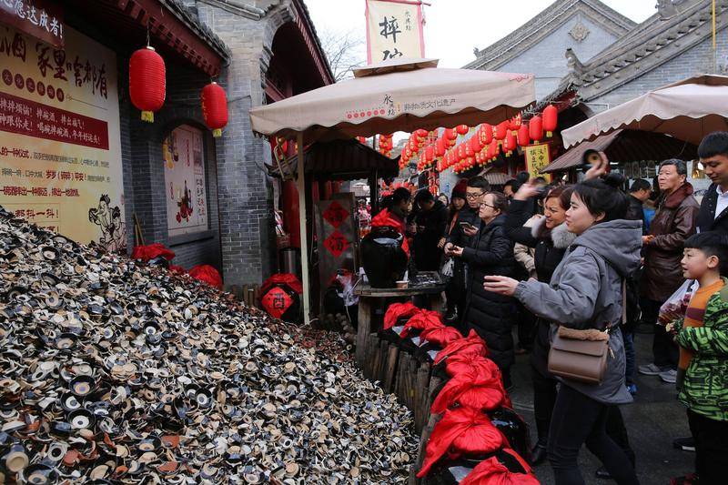 西安永兴坊两年前在抖音爆红的摔碗酒,摔碎的碗堆积如山。来源:视觉中国