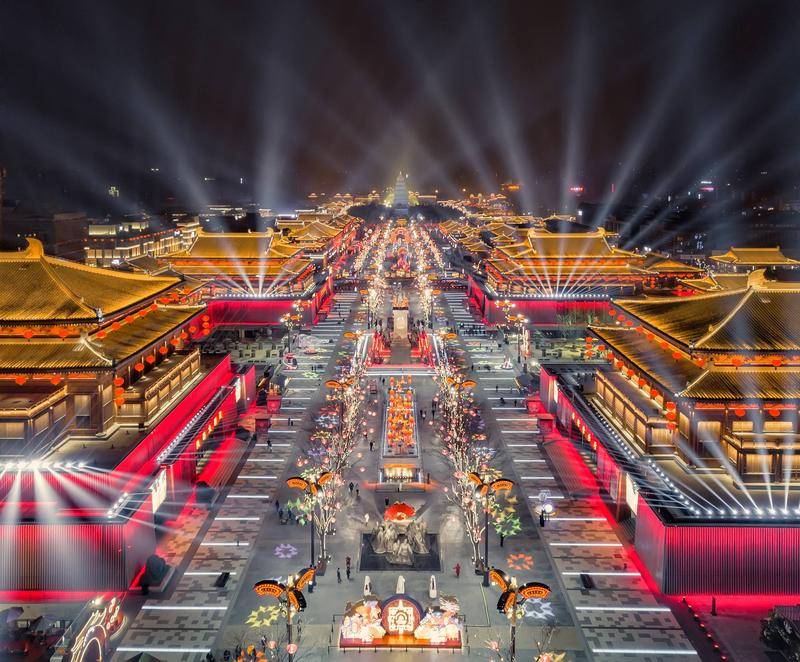 灯火辉煌的大唐不夜城和远处的大雁塔。来源:视觉中国