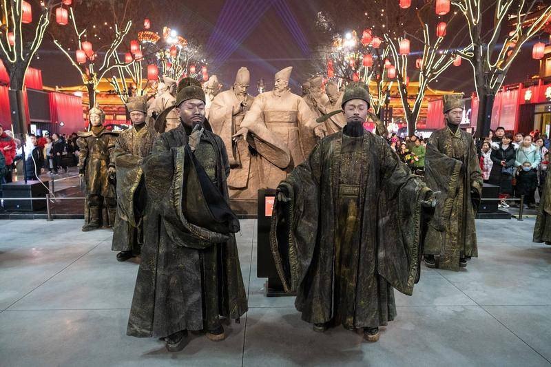虽然还是会有各种热闹的表演,但是不夜城目前尚未捧出第二个出圈的“不倒翁小姐姐”。来源:视觉中国