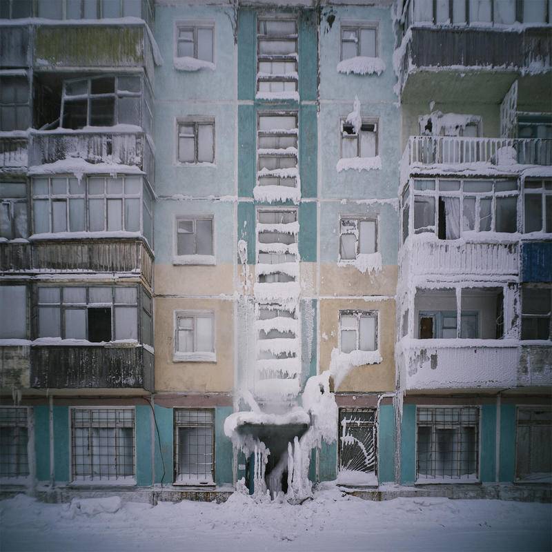 在俄罗斯沃尔库塔的2月,摄影师阿尔塞尼·科托夫(Arseniy Kotov)拍摄被冰封的废弃公寓。图片:视觉中国