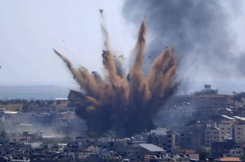 当地时间5月13日,以色列空袭加沙一座建筑后,浓烟升起。图片:AP Photo/Hatem Moussa