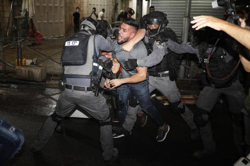 当地时间5月9日,耶路撒冷大马士革门,以色列警察与巴勒斯坦抗议者发生冲突。图片:AP Photo/Ariel Schalit