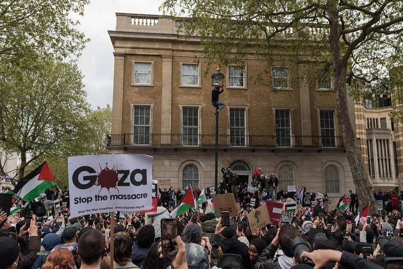 2021年5月11日,英国伦敦,大量人群在伦敦街头示威,抗议近期巴以冲突双方暴力升级。 图源:CFP