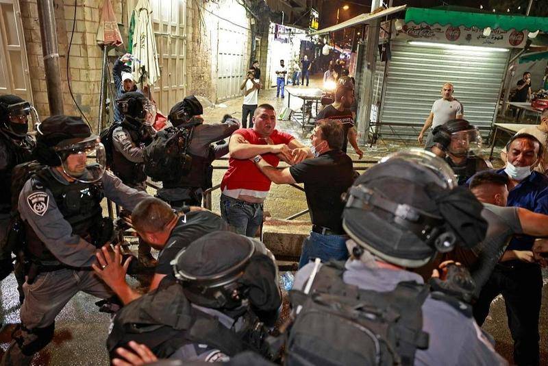 2021年5月9日,耶路撒冷,以色列警察与巴勒斯坦人在当地冲突持续不断,骚乱造成至少上百名巴勒斯坦人和20名以色列警察受伤。 图源:CFP