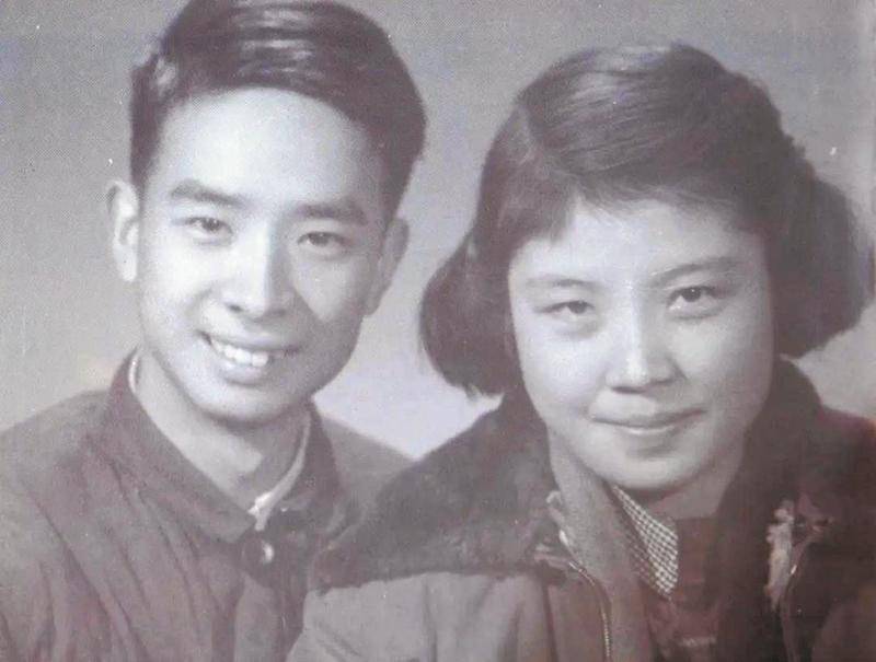 汤一介(左)、乐黛云青年合影