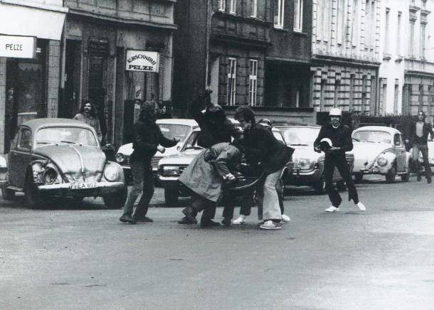 70年代约什卡·菲舍尔参加暴力抗议活动时殴打警察。图片:European tribune