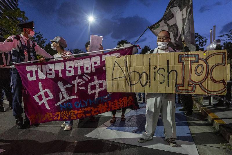 5月9日,人们在举行反奥运反IOC游行 图片:CFP