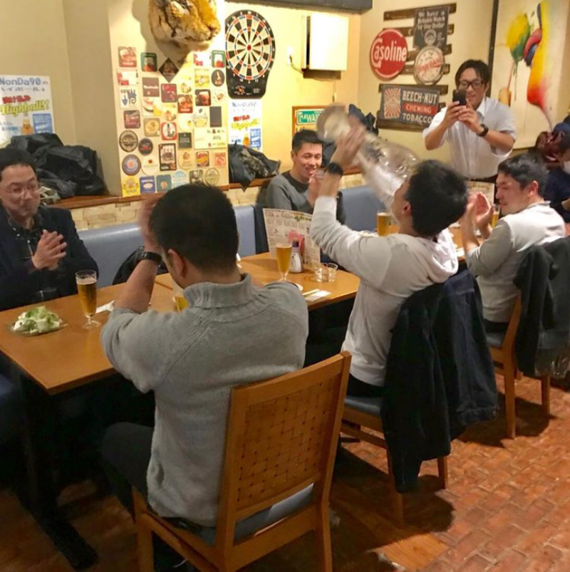 比起一个人孤单,不妨加入一群人的狂欢