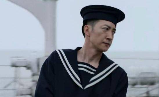 穿着水手服在下属面前被抓走……丨互联网冲浪人每周话题手册第 30 期