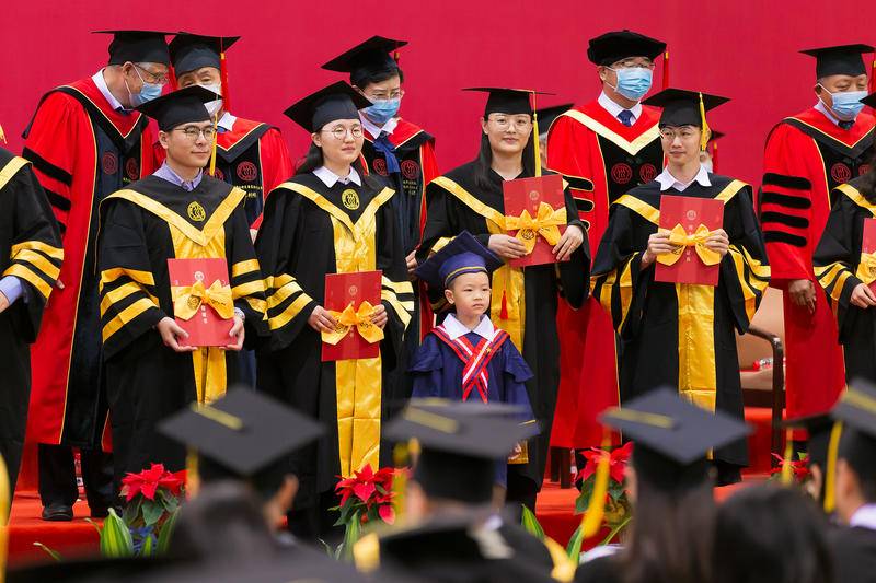 2021年6月16日,北京市,中国人民大学2021届博士学位授予仪式在世纪馆举行。图为2021届博士宝妈带娃参加学位授予仪式。 图:CFP