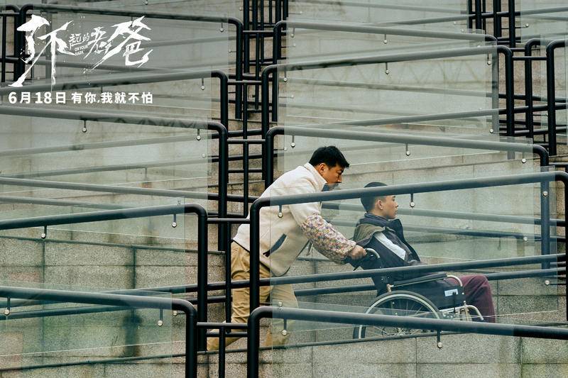 面对几近失明的儿子,肖师傅假装成男保姆,日日夜夜陪伴照料