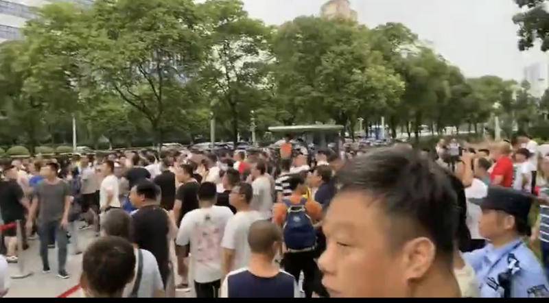 同程总部外的维权者 图源/受访者