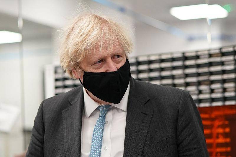 2021年2月13日,英国英格兰,英国首相鲍里斯·约翰逊当日参观东北地区的制造业设施,以了解该地区在新冠肺炎疫情方面的应对工作。图片:CFP