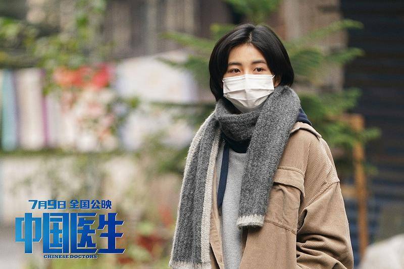 张子枫饰演在疫情中失去了双亲的张小枫,一场戏之内几句台词戳中观众泪点