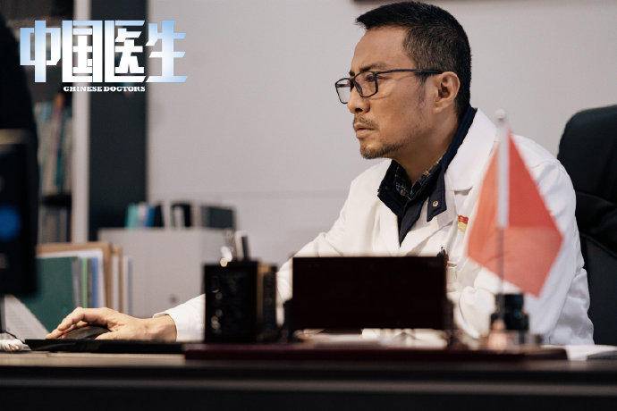 张涵予饰演金银潭医院院长张竞予,为了更好地呈现人物,张涵予在开拍前曾经与原型人物张定宇一起生活了数日。