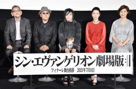 庵野秀明和声优在最终舞台答谢中共同登台。图片:oricon