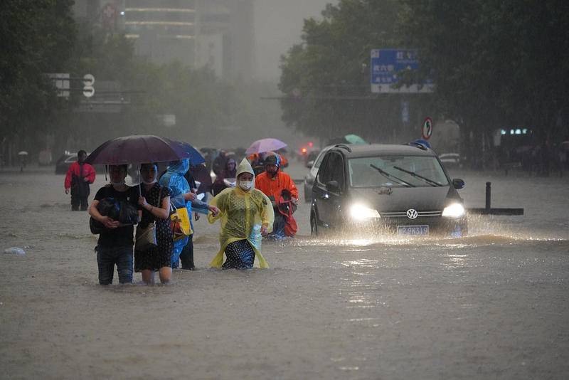 7月20日,郑州市在暴雨中回家的人们。图片来源:视觉中国
