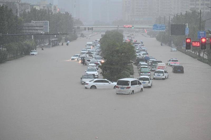 7月20日,郑州火车站门口的汽车被淹。图片来源:视觉中国