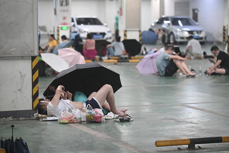 7月21日,在郑州东站,众多市民被困在火车站地库。图片来源:视觉中国