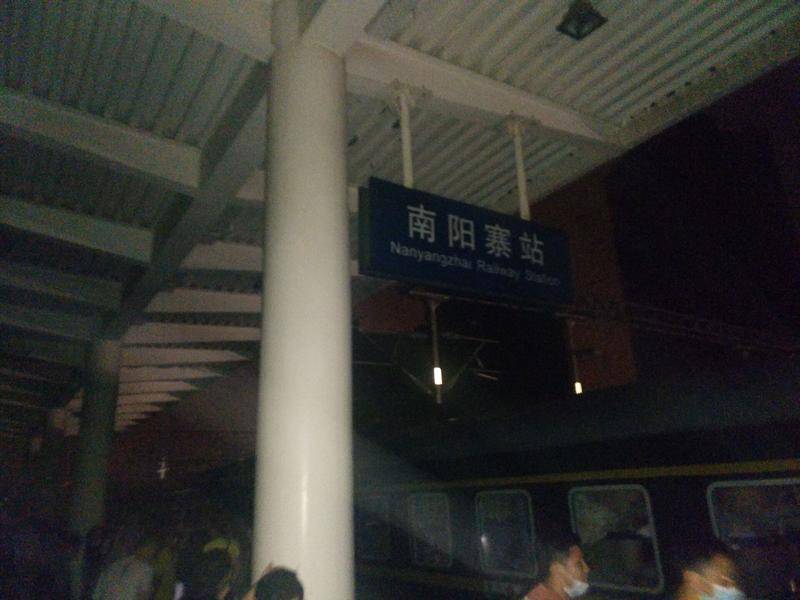 20日晚,K599次列车乘客在南阳寨站。图片由受访者提供