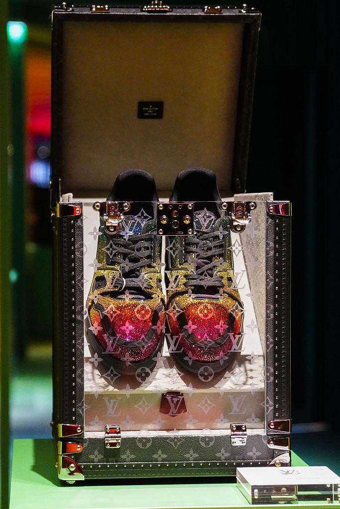 2021年1月,Louis Vuitton X Virgil Abloh快闪店在巴黎开幕。(图源自视觉中国)