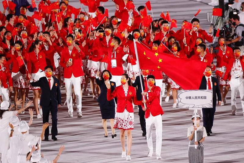 中国队入场,旗手由排球运动员朱婷和跆拳道运动员赵帅担任 图片:CFP