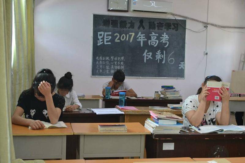 红丝带学校高考倒计时(图片:cfp)