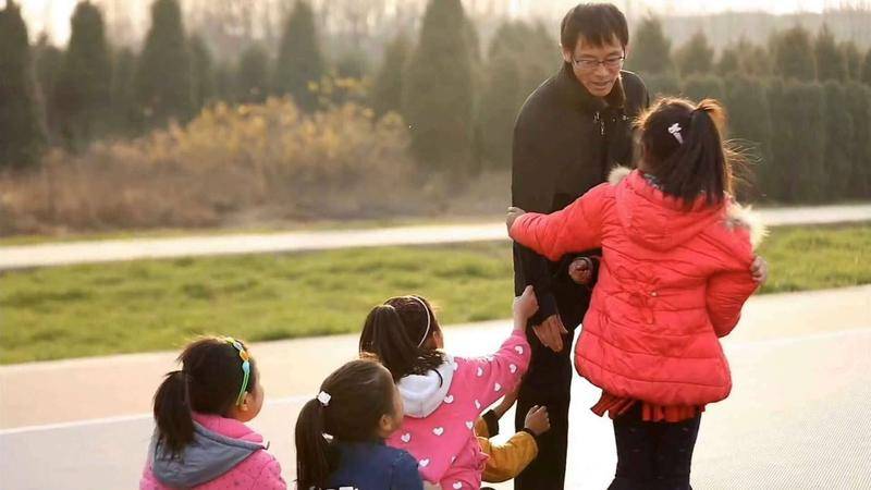 郭小平和孩子在一起玩耍(图片:临汾红丝带学校公众号)