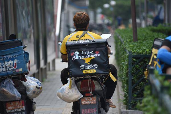 要给骑手交社保,美团股价大跌14%,但成本可能低于预期