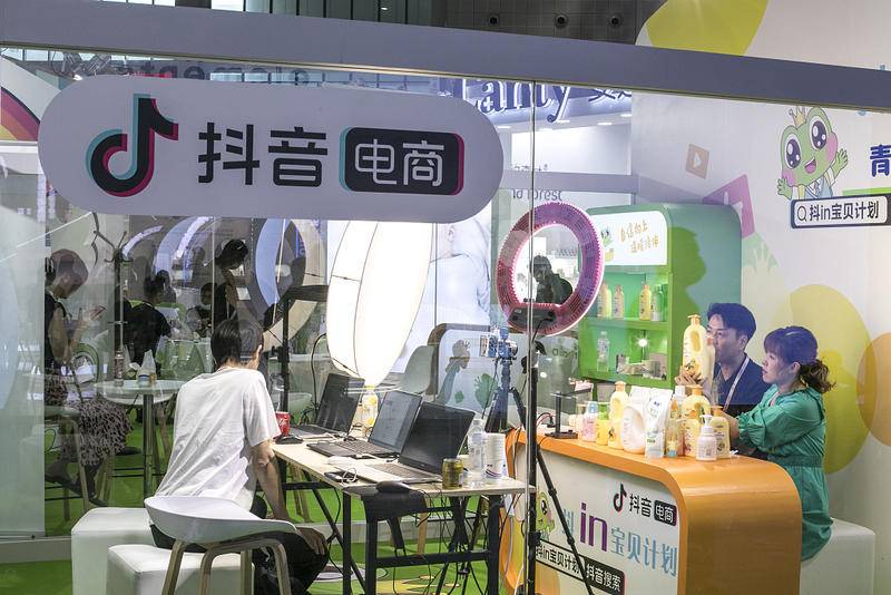 抖音电商正在成为淘宝直播的有力竞争者(图源自视觉中国)