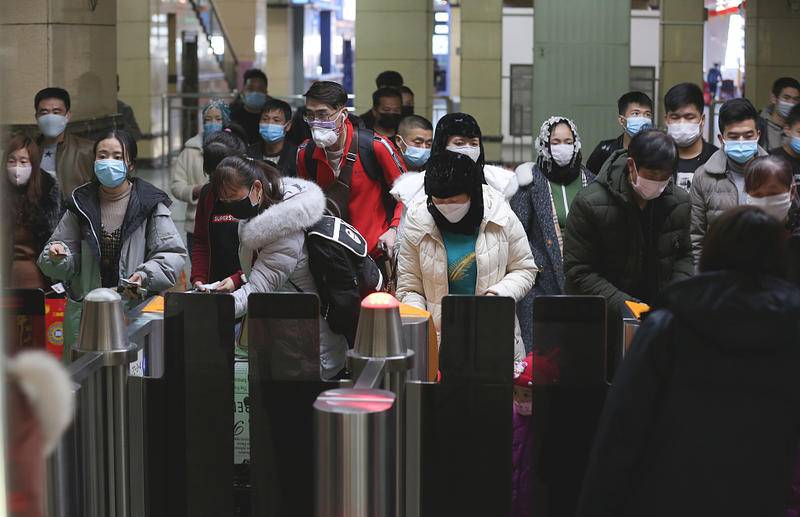2020年1月29日,广西南宁,市民为防范新冠肺炎疫情,在桃源路某医疗公司排起几百米的长队购买口罩。图片:CFP