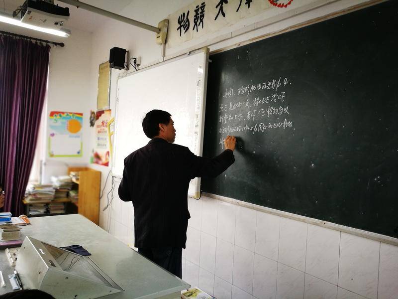 2018年4月23日,身患胃癌的教师何荣林在讲课。他的胃部已完全被切除,且做过八次化疗,他说上课能暂时让他忘记病痛。图源:cfp