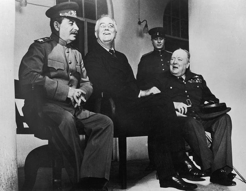 1943年11月28日,伊朗首都德黑兰。 美国总统富兰克林·罗斯福、英国首相邱吉尔和苏联部长会议主席斯大林举行会晤,史称“德黑兰会议”。
