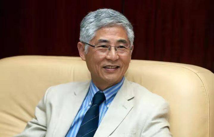 倪培民,美国格兰谷州立大学终身教授。1954年出生于上海,1978年考入复旦大学,1982年获哲学学士,1985年获西方近代哲学硕士学位后出国深造,1991年获美国康涅狄格大学哲学博士学位。曾任夏威夷大学和香港大学客座教授、北美中国哲学家协会会长、国际亚洲哲学与比较哲学协会会长、北京大学高等人文研究院执行副院长、北京师范大学特聘教授等职。早年研究主攻西欧近代哲学,20世纪90年代开始转向东西方比较哲学研究,从“功夫”角度阐发儒家学说,并由此出发,开辟“功夫哲学”领域。其主要著述有<i>Understanding the Analects of Confucius</i>(《孔子论语理解》)等八本著作及八十余篇中英文哲学论文。