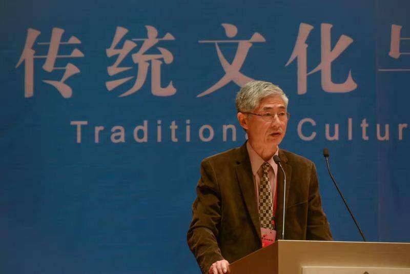 倪培民,美国格兰谷州立大学终身教授。1954年出生于上海,1978年考入复旦大学,1982年获哲学学士,1985年获西方近代哲学硕士学位后出国深造,1991年获美国康涅狄格大学哲学博士学位。曾任夏威夷大学和香港大学客座教授、北美中国哲学家协会会长、国际亚洲哲学与比较哲学协会会长、北京大学高等人文研究院执行副院长、北京师范大学特聘教授等职。早年研究主攻西欧近代哲学,20世纪90年代开始转向东西方比较哲学研究,从“功夫”角度阐发儒家学说,并由此出发,开辟“功夫哲学”领域。其主要著述有<i>Understanding the Analects of Confucius</i>(《孔子论语理解》)等八本著作及八十余篇中英文哲学论文。