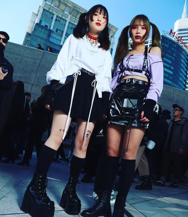 2019年3月,两位暗黑风格的女孩