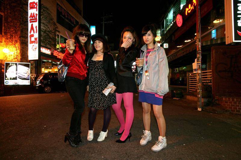 2008年,弘大街头的四位女孩