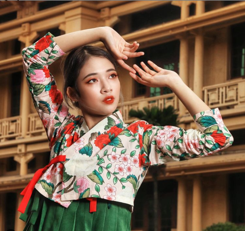 2020年2月,越南女孩穿韩服拍照。