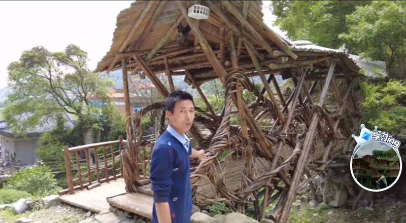 王家乐和他建的竹桥。