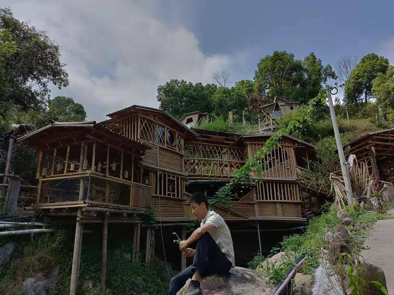 捣腾哥和他用竹子建起的“城”。