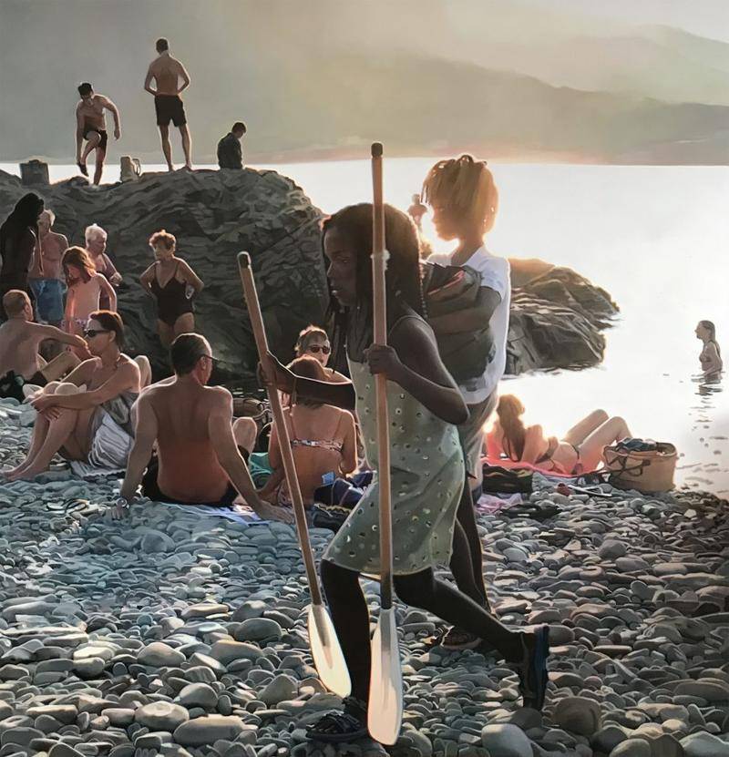 海滩上沐浴阳光的人们