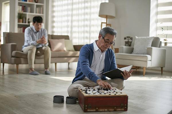 不愿离开父母,拒绝独立生活,314万韩国人当起“袋鼠族”