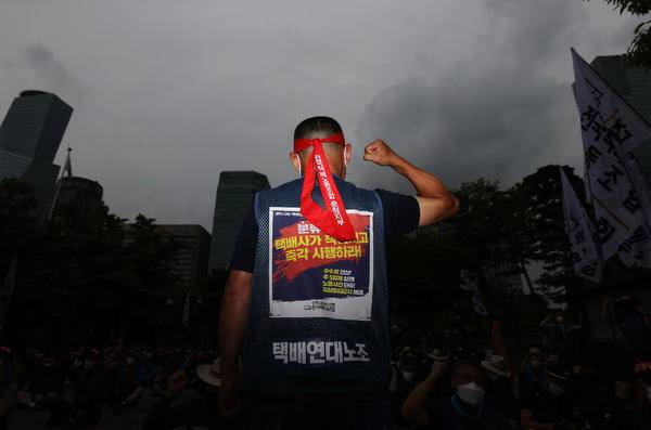 过劳、低薪、绝望,韩国快递员快要活不下去了