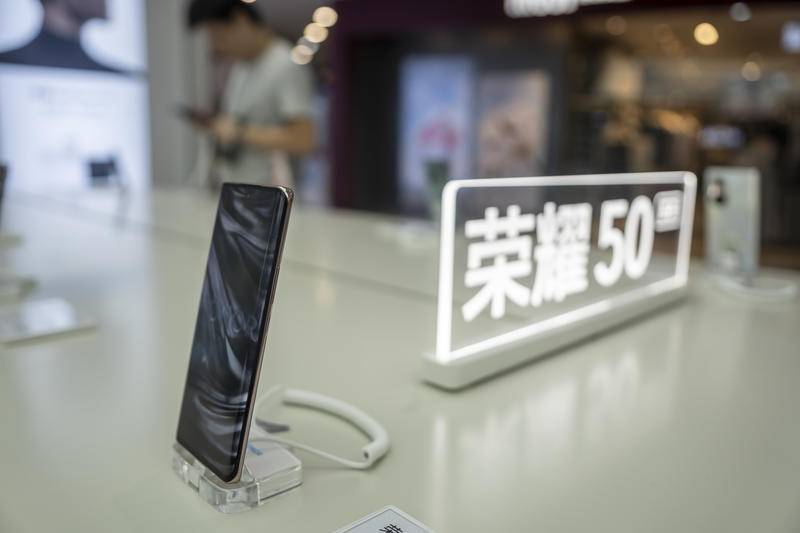 今年6月发布的荣耀50系列,在线下市场成为爆款。来源:视觉中国