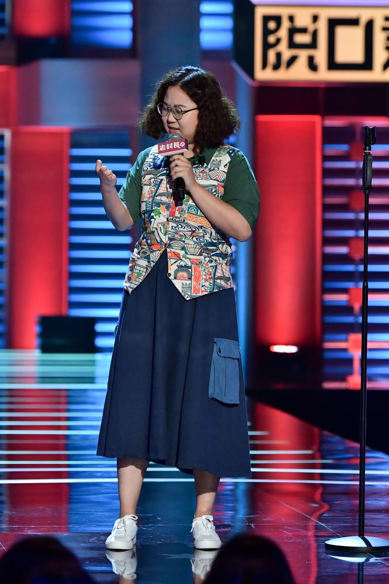 手有残疾的脱口秀演员被人说励志 但她说自己只是随便活了活